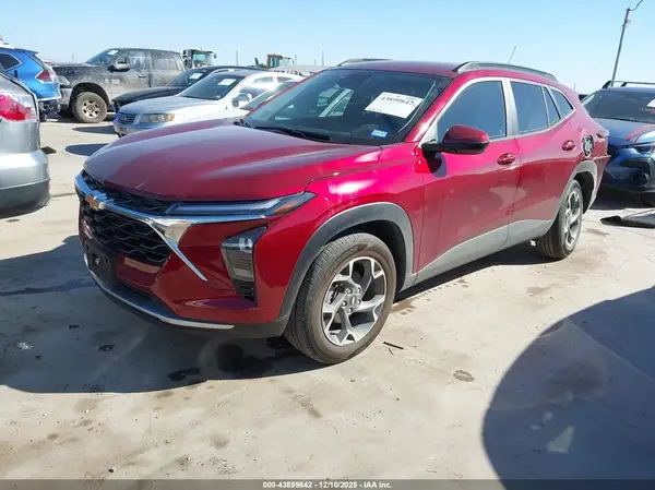 KL77LHEP1SC285395 2025 CHEVROLET TRAX - Image 2