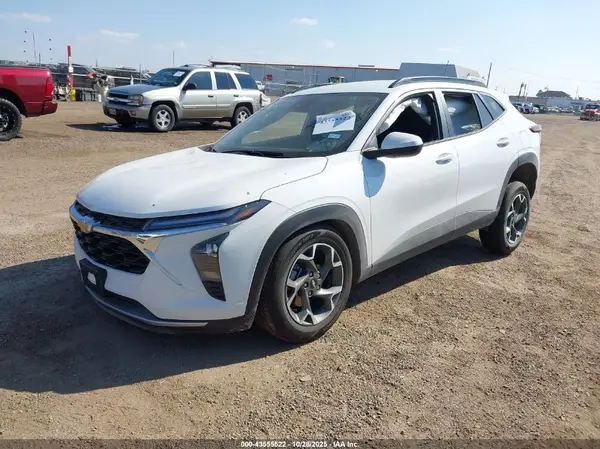 KL77LHEP1SC301255 2025 CHEVROLET TRAX - Image 2