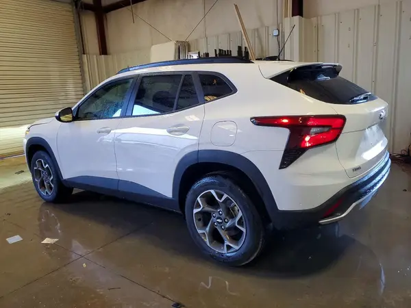 KL77LHEP1SC306844 2025 CHEVROLET TRAX - Image 2