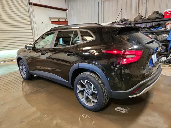 KL77LHEP1SC312725 2025 CHEVROLET TRAX - Image 2