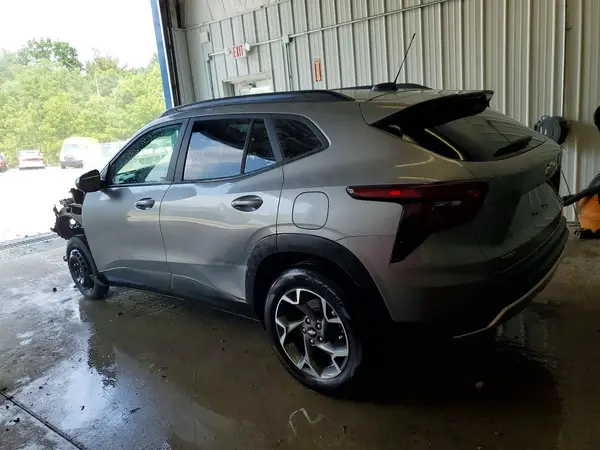 KL77LHEP1SC317231 2025 CHEVROLET TRAX - Image 2