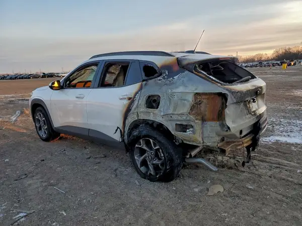 KL77LHEP1SC318363 2025 CHEVROLET TRAX - Image 2