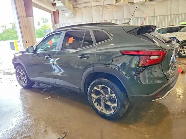 KL77LHEP1SC321828 2025 CHEVROLET TRAX - Image 2
