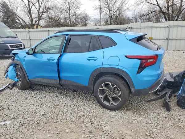 KL77LHEP1TC032790 2026 CHEVROLET TRAX - Image 2