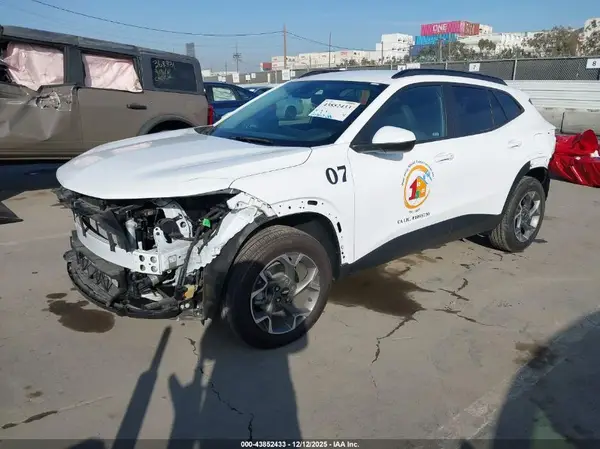 KL77LHEP2SC021618 2025 CHEVROLET TRAX - Image 2