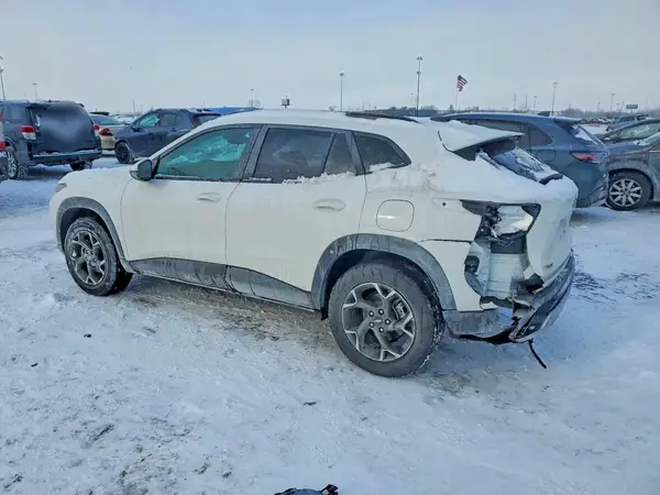 KL77LHEP2SC033235 2025 CHEVROLET TRAX - Image 2