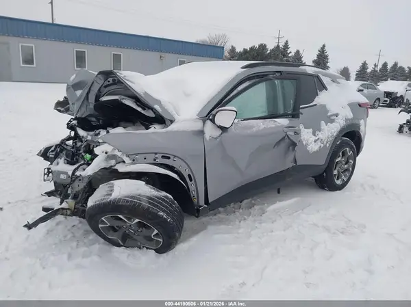 KL77LHEP2SC034207 2025 CHEVROLET TRAX - Image 2