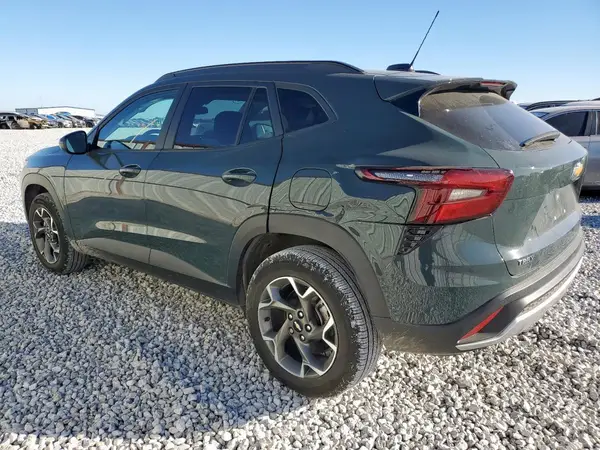 KL77LHEP2SC035115 2025 CHEVROLET TRAX - Image 2