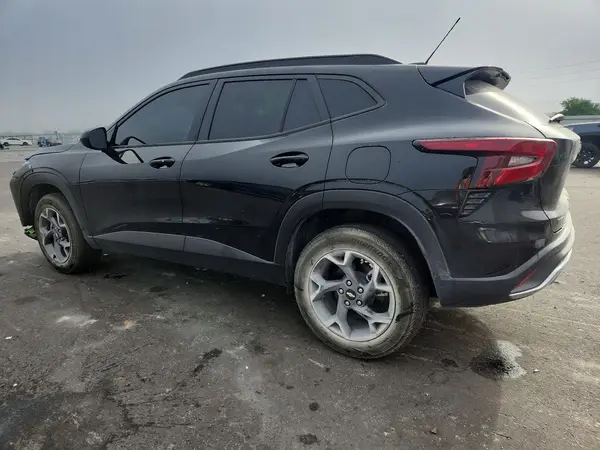 KL77LHEP2SC040718 2025 CHEVROLET TRAX - Image 2