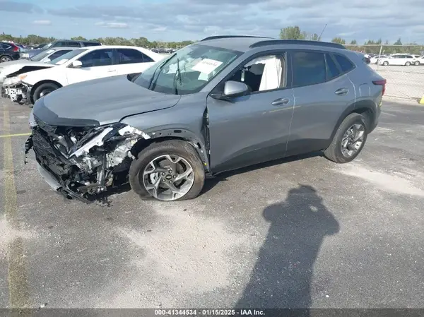 KL77LHEP2SC055011 2025 CHEVROLET TRAX - Image 2