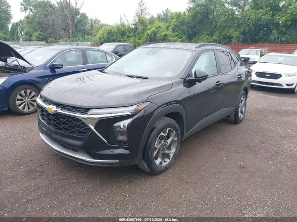 KL77LHEP2SC063688 2025 CHEVROLET TRAX - Image 2