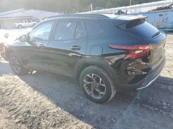 KL77LHEP2SC067241 2025 CHEVROLET TRAX - Image 2