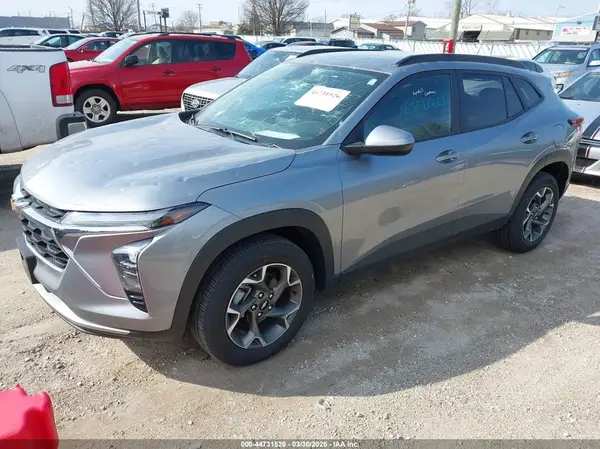 KL77LHEP2SC068390 2025 CHEVROLET TRAX - Image 2