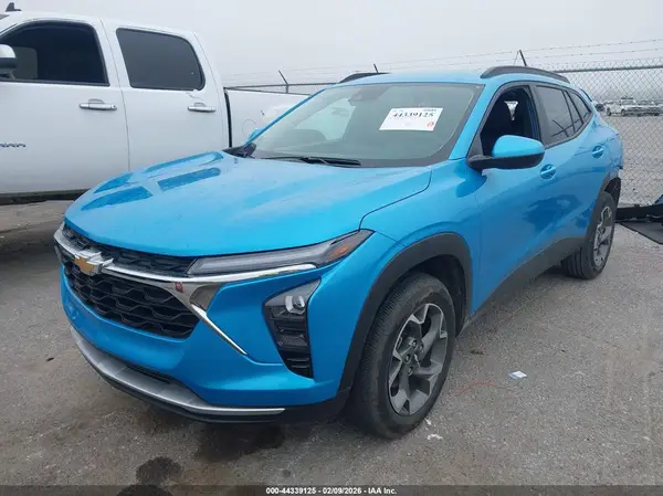 KL77LHEP2SC075551 2025 CHEVROLET TRAX - Image 2