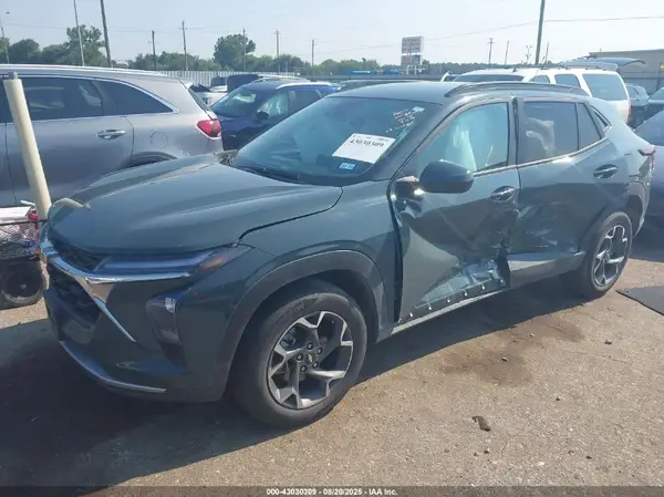 KL77LHEP2SC075811 2025 CHEVROLET TRAX - Image 2