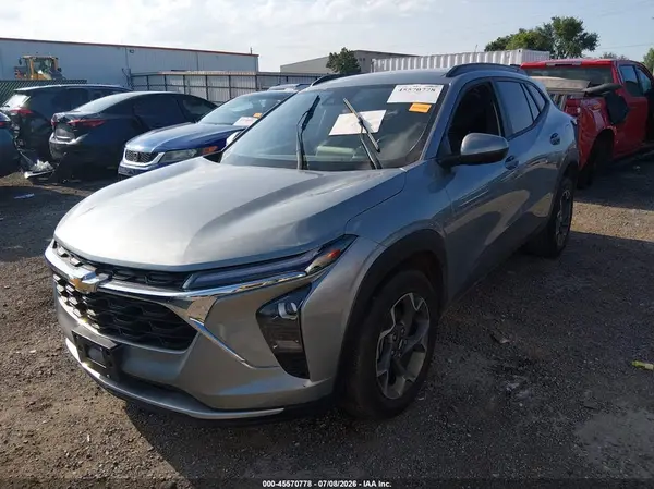 KL77LHEP2SC086663 2025 CHEVROLET TRAX - Image 2