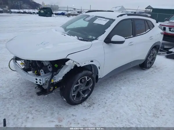 KL77LHEP2SC095654 2025 CHEVROLET TRAX - Image 2