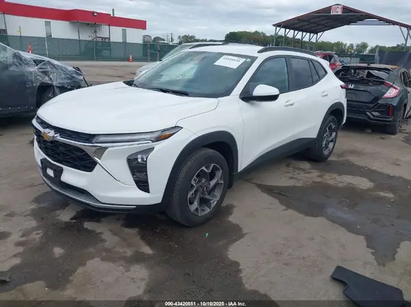KL77LHEP2SC115207 2025 CHEVROLET TRAX - Image 2