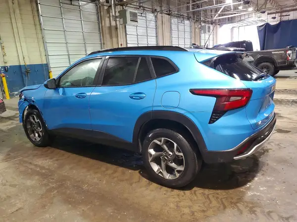 KL77LHEP2SC120312 2025 CHEVROLET TRAX - Image 2