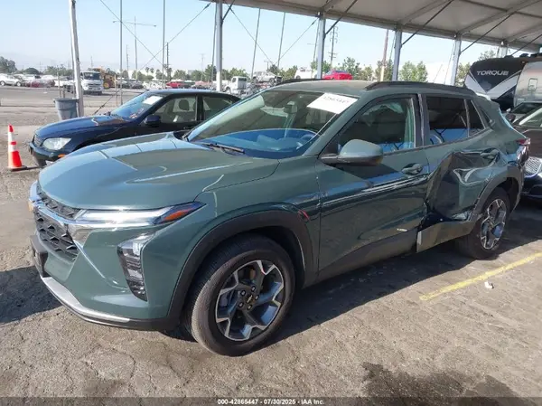 KL77LHEP2SC122979 2025 CHEVROLET TRAX - Image 2