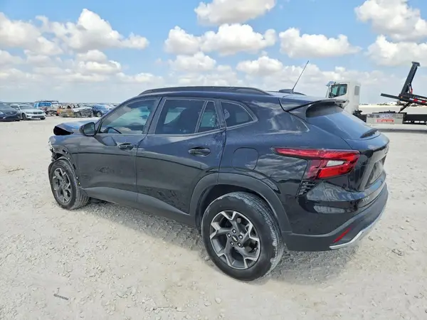 KL77LHEP2SC123811 2025 CHEVROLET TRAX - Image 2