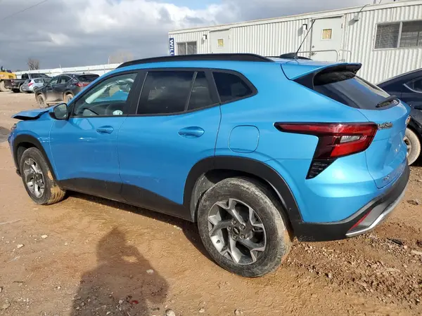 KL77LHEP2SC129320 2025 CHEVROLET TRAX - Image 2