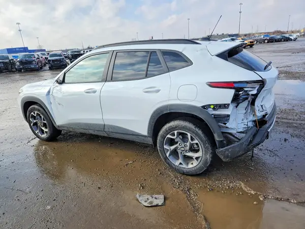 KL77LHEP2SC137529 2025 CHEVROLET TRAX - Image 2