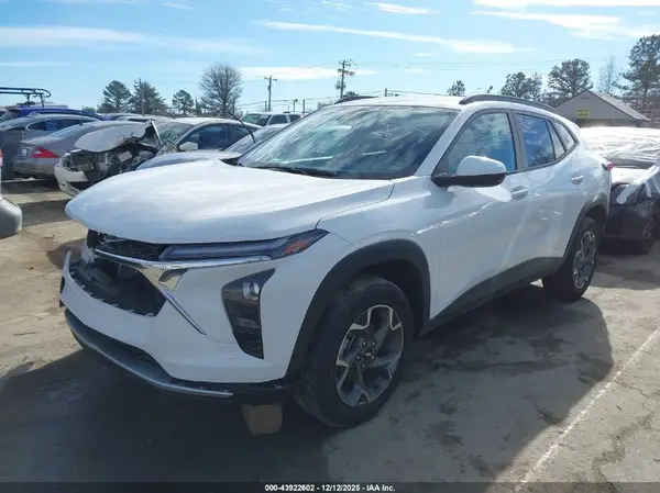 KL77LHEP2SC141659 2025 CHEVROLET TRAX - Image 2