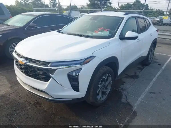 KL77LHEP2SC141774 2025 CHEVROLET TRAX - Image 2