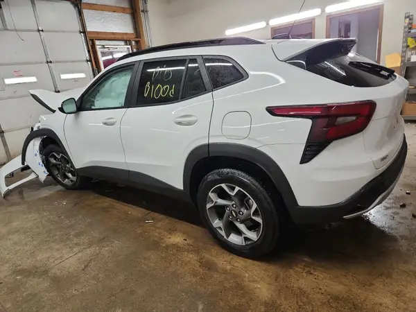 KL77LHEP2SC142620 2025 CHEVROLET TRAX - Image 2