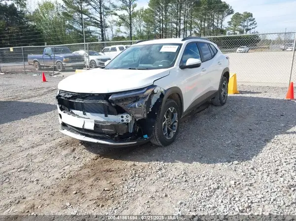 KL77LHEP2SC142830 2025 CHEVROLET TRAX - Image 2
