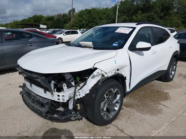 KL77LHEP2SC143623 2025 CHEVROLET TRAX - Image 2