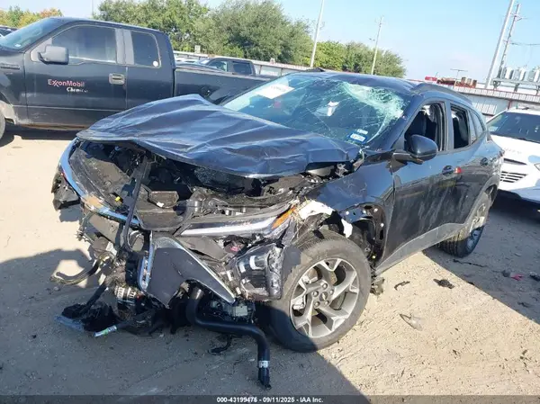 KL77LHEP2SC143900 2025 CHEVROLET TRAX - Image 2