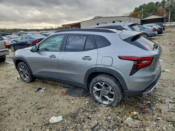 KL77LHEP2SC144898 2025 CHEVROLET TRAX - Image 2