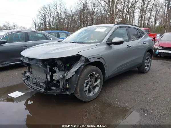 KL77LHEP2SC145792 2025 CHEVROLET TRAX - Image 2