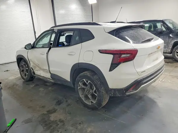 KL77LHEP2SC148417 2025 CHEVROLET TRAX - Image 2