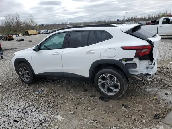 KL77LHEP2SC149440 2025 CHEVROLET TRAX - Image 2