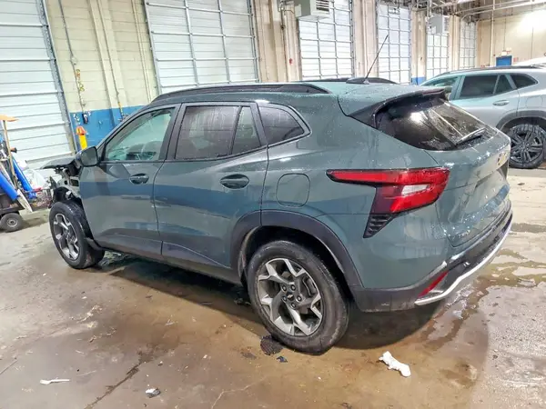 KL77LHEP2SC158896 2025 CHEVROLET TRAX - Image 2