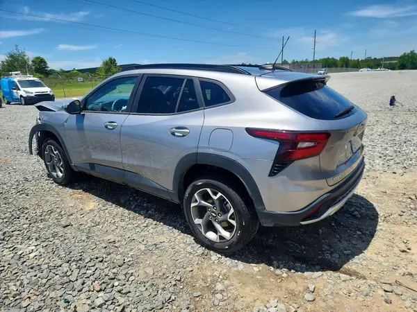 KL77LHEP2SC169235 2025 CHEVROLET TRAX - Image 2