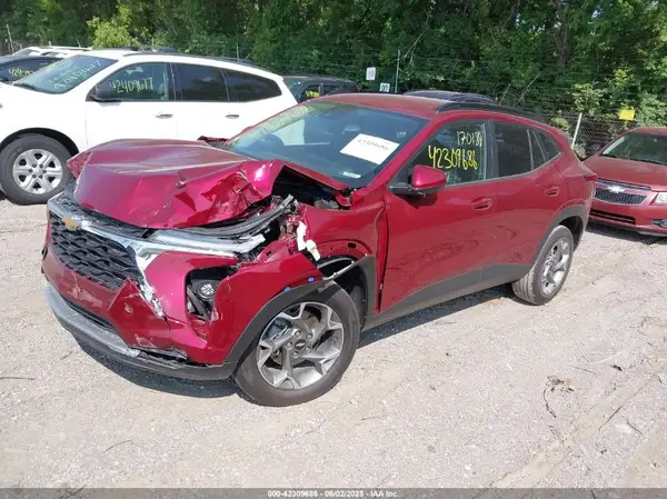 KL77LHEP2SC170188 2025 CHEVROLET TRAX - Image 2