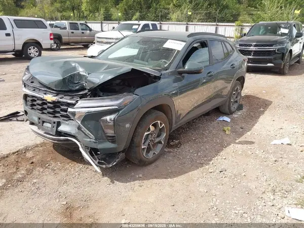 KL77LHEP2SC174676 2025 CHEVROLET TRAX - Image 2