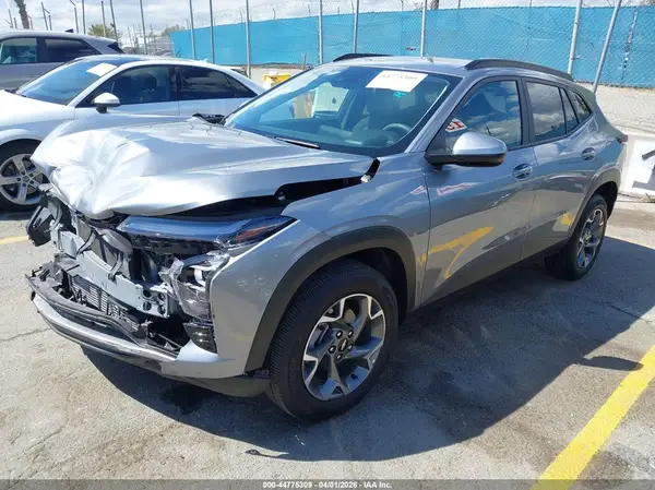 KL77LHEP2SC186598 2025 CHEVROLET TRAX - Image 2