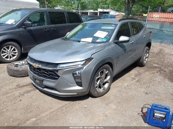 KL77LHEP2SC189260 2025 CHEVROLET TRAX - Image 2