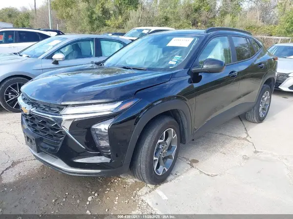 KL77LHEP2SC196483 2025 CHEVROLET TRAX - Image 2
