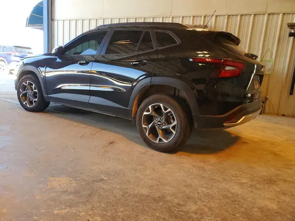 KL77LHEP2SC206896 2025 CHEVROLET TRAX - Image 2