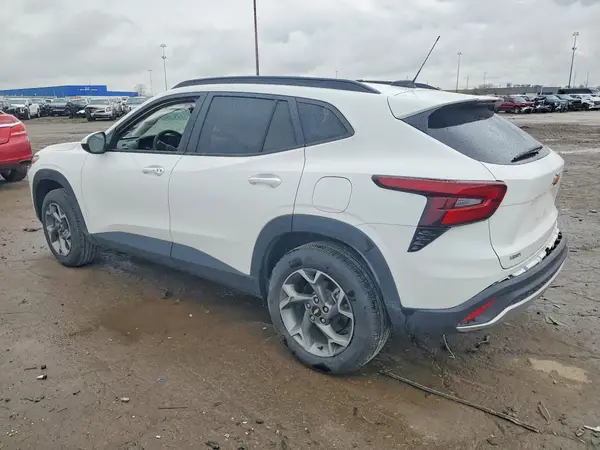 KL77LHEP2SC209359 2025 CHEVROLET TRAX - Image 2