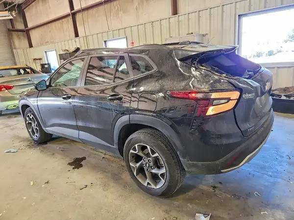 KL77LHEP2SC211595 2025 CHEVROLET TRAX - Image 2
