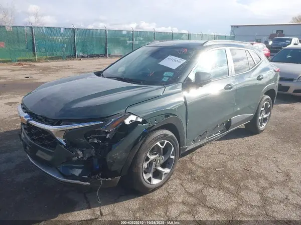 KL77LHEP2SC213069 2025 CHEVROLET TRAX - Image 2