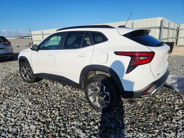 KL77LHEP2SC213671 2025 CHEVROLET TRAX - Image 2