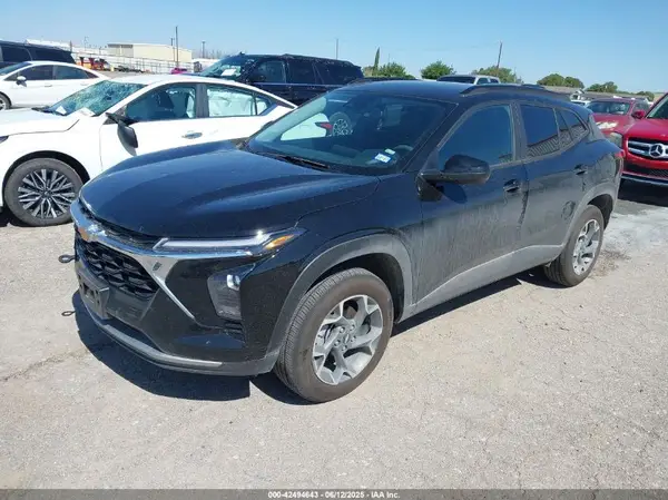 KL77LHEP2SC213704 2025 CHEVROLET TRAX - Image 2